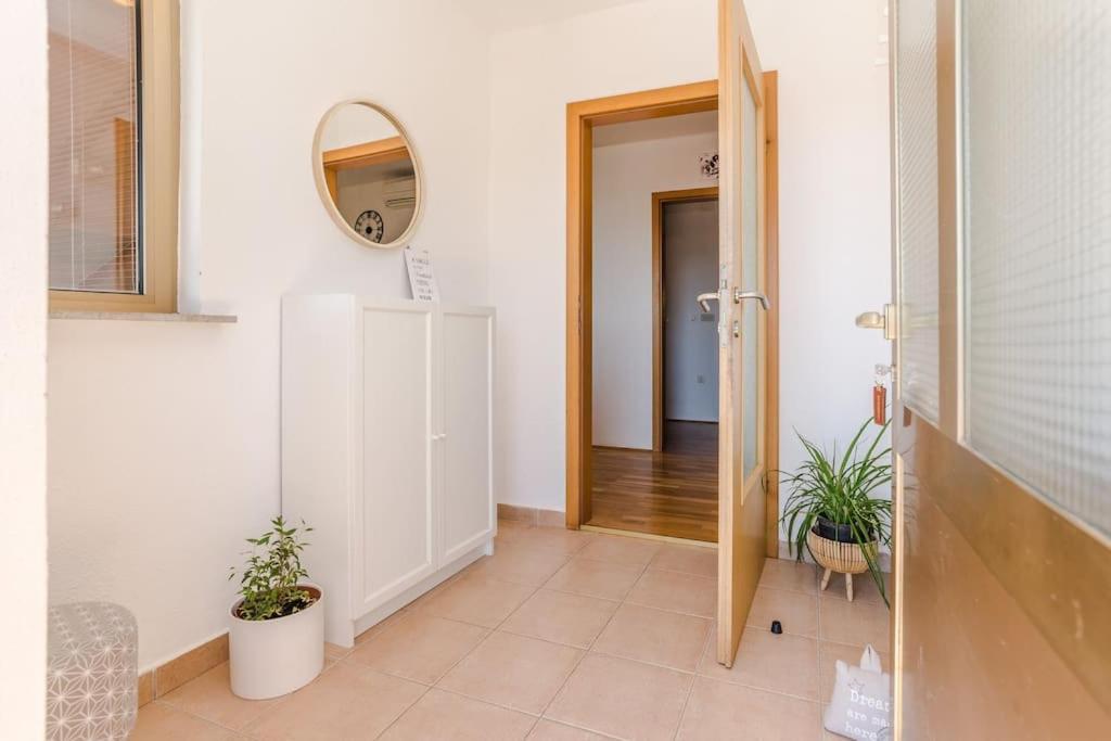 Apartment Roko - Up To 4 People With Free Parking Zadar Exterior foto